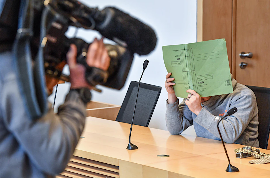 Der Angeklagte soll seine Tochter misshandelt und verletzt haben.