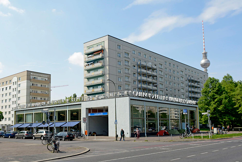 So wie der Bau auf der Südseite soll auch der neue gegenüber den U-Bahnhof aufnehmen. 