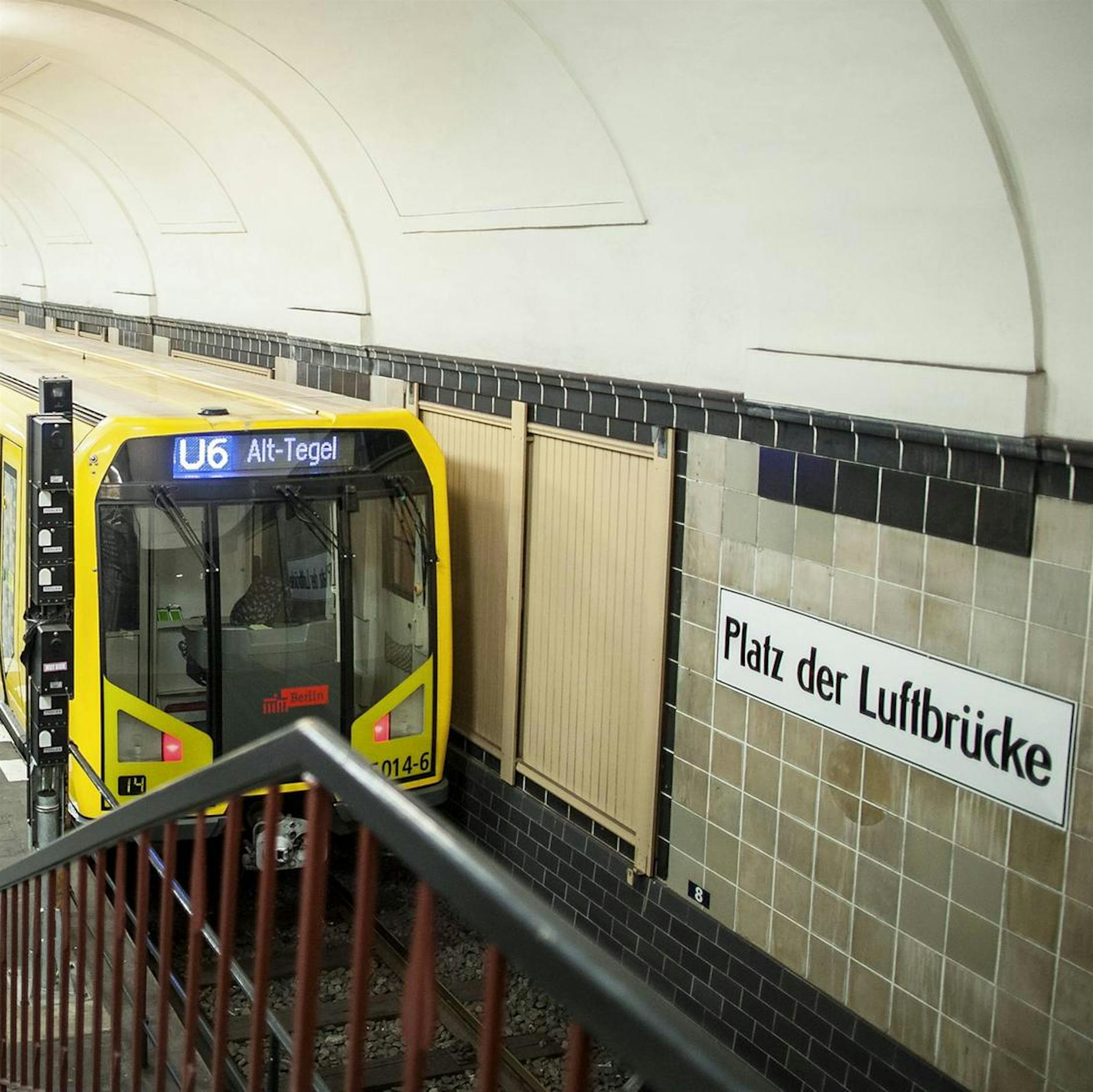 Ersatzverkehr auf U6: Zwischen Halleschem Tor und Platz der Luftbrücke wird gebaut