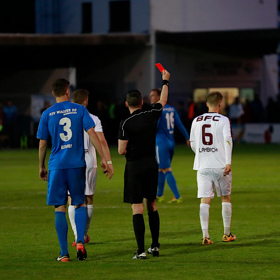 Der traurige Schlusspunkt in Nordhausen: Björn Lambach (r.) sieht von Schiri Lars Albert (Muldenhammer) in der Nachspielzeit Gelb-Rot.