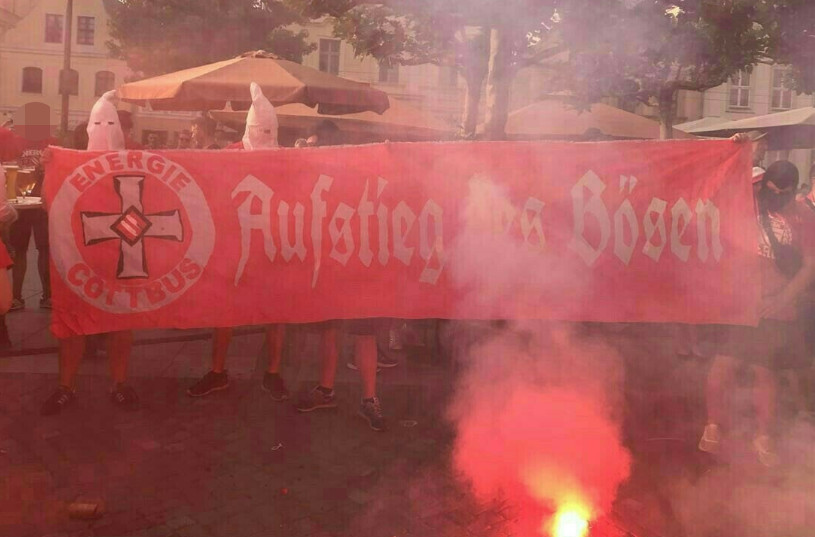 Image - Ku-Klux-Klan-Masken bei Cottbus-Spiel: Auch Polizei steht in der Kritik