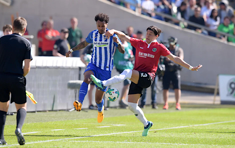 Valentino Lazaro, hier gegen Hannovers Miiko Alborno, spielte auch eine gute Saison, fehlt wegen Adduktoren-Problemen allerdings beim Saisonfinale.