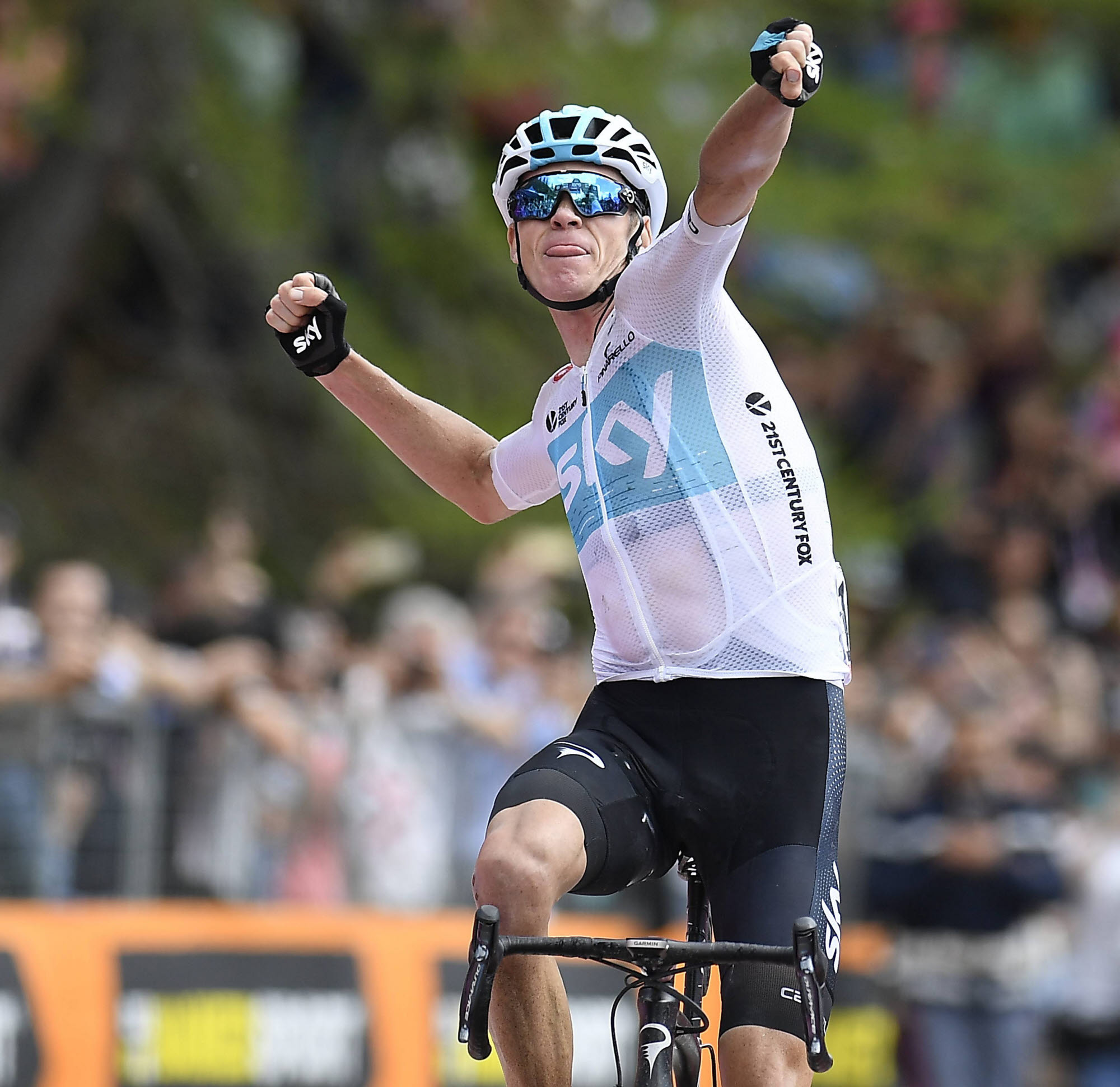 Und dann die Hände zum Himmel! Christopher Froome bei der Zielankunft nach seinem 80-km-Solo!
