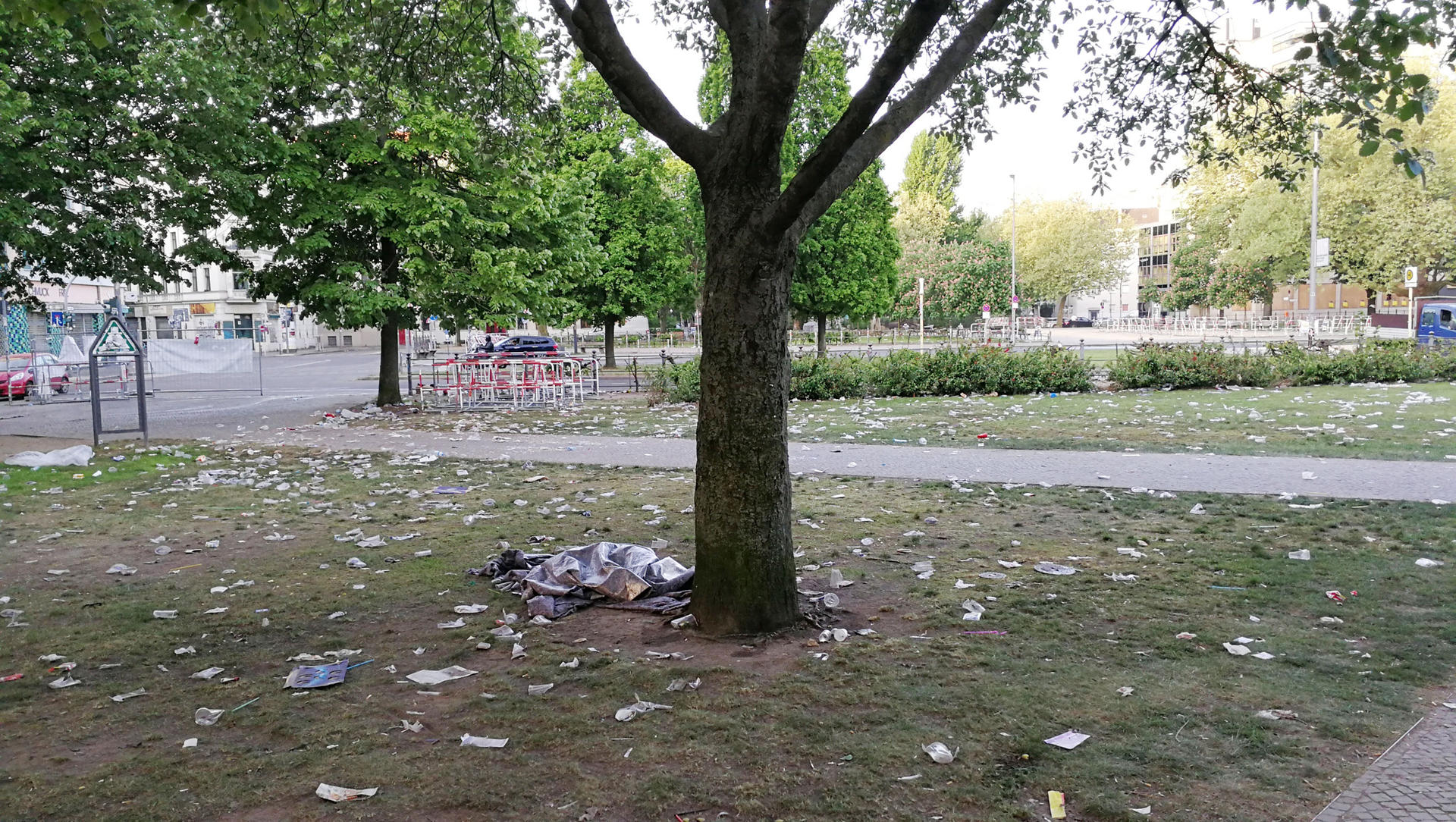 Auch hier am Oranienplatz stapelte sich noch der Müll.