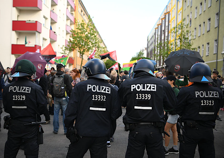 Polizisten sichern eine linksautonome Demo (Archiv).