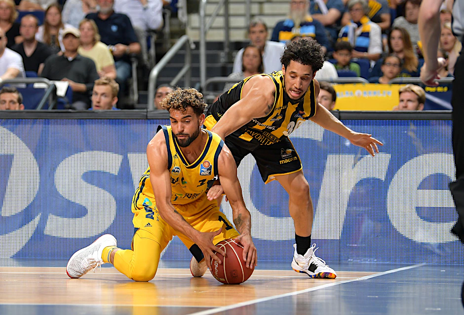 Albas Joshiko Saibo sichert den Ball gegen Ludwigsburgs Jeremy Senglin.
