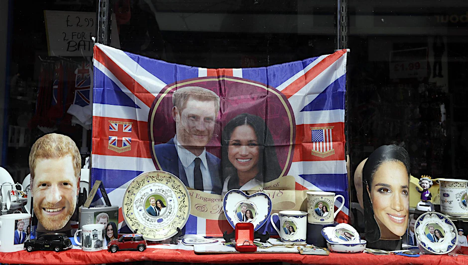 Fan- und Geschenkartikel des royalen Paars sind in einem Geschäft in Windsor zu sehen. 