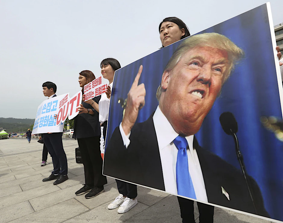 Südkoreaner demonstrierten in Seoul gegen US-Präsident Donald Trump.