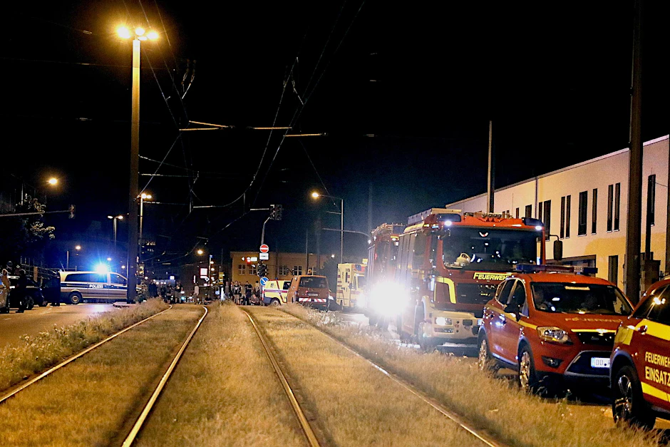 Polizei und Feuerwehr sind in der Nähe des Fundortes einer Fliegerbombe im Einsatz.