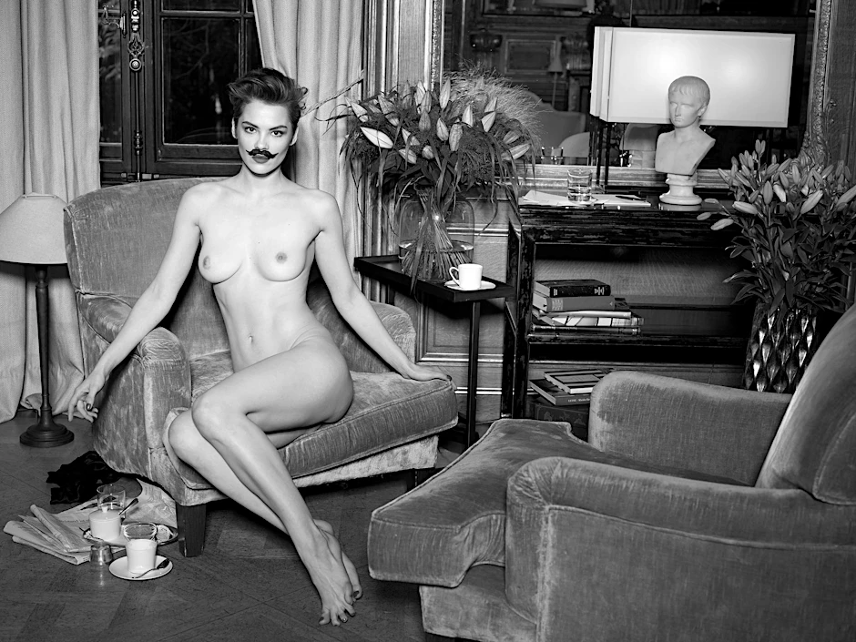 Eine Nackte im Schlosshotel Grunewald – die Aufnahme stammt von Olaf Heine.