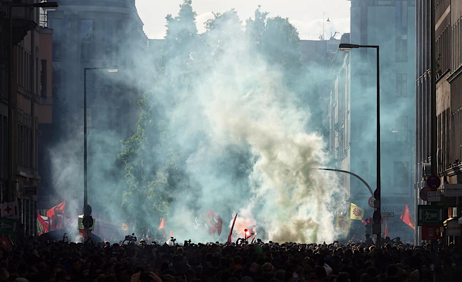 Teilnehmer der revolutionären 1. Mai Demonstration ziehen durch die Stadt.