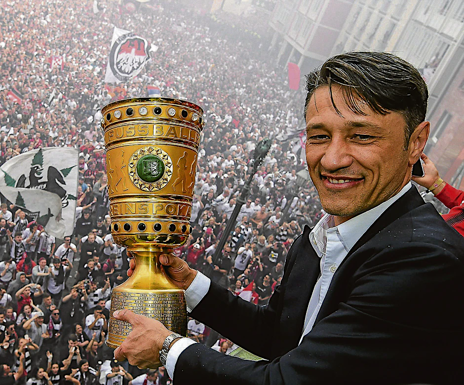 Niko Kovac präsentiert den Eintracht-Fans den DFB-Pokal.