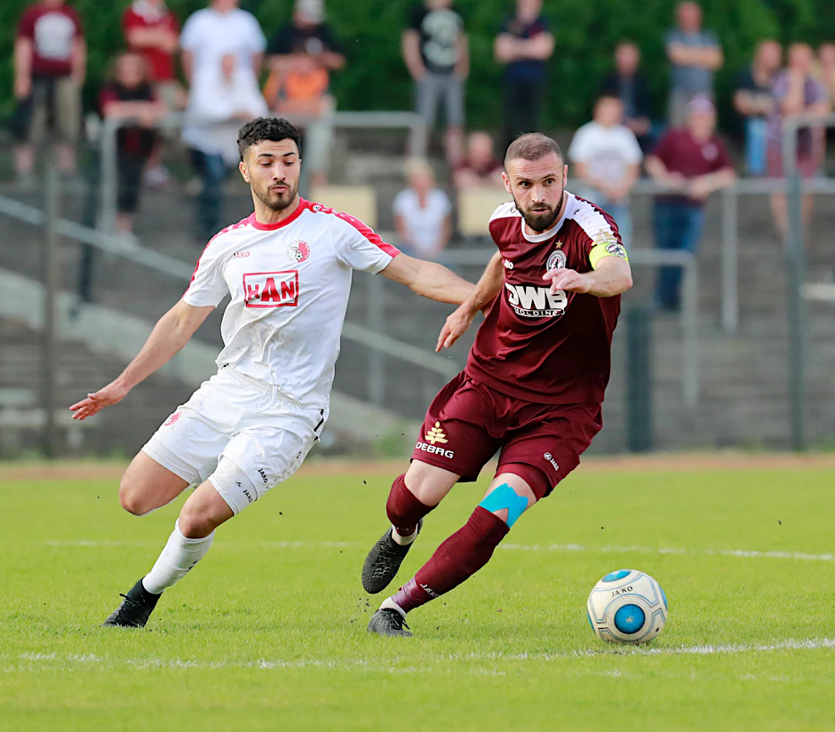 Dynamos Bilal Cubukcu  (r.) dribbelt Orhan Yildirim vom BAK davon.