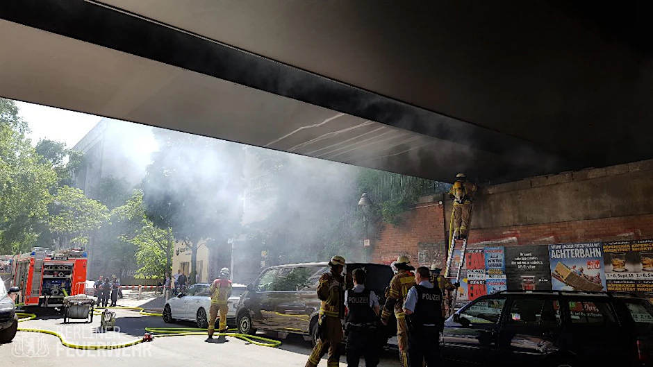 Feuer unter einer Brücke in der Wielandstraße in Charlottenburg.