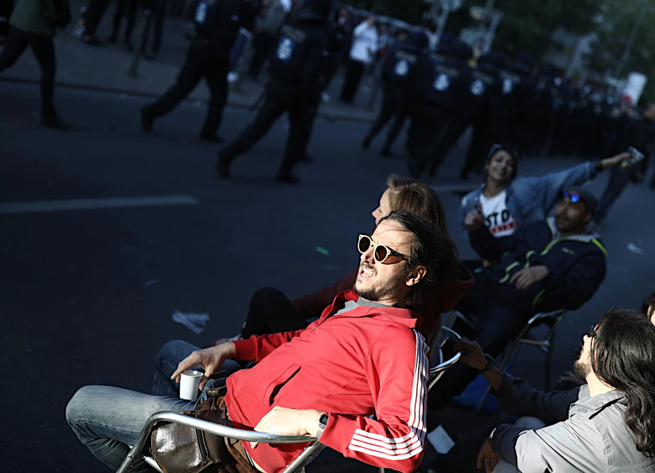 Feiern statt demonstrieren: Für diese Besucher des MyFestes ist die revolutionäre 1. Mai-Demonstration ein Party-Event.