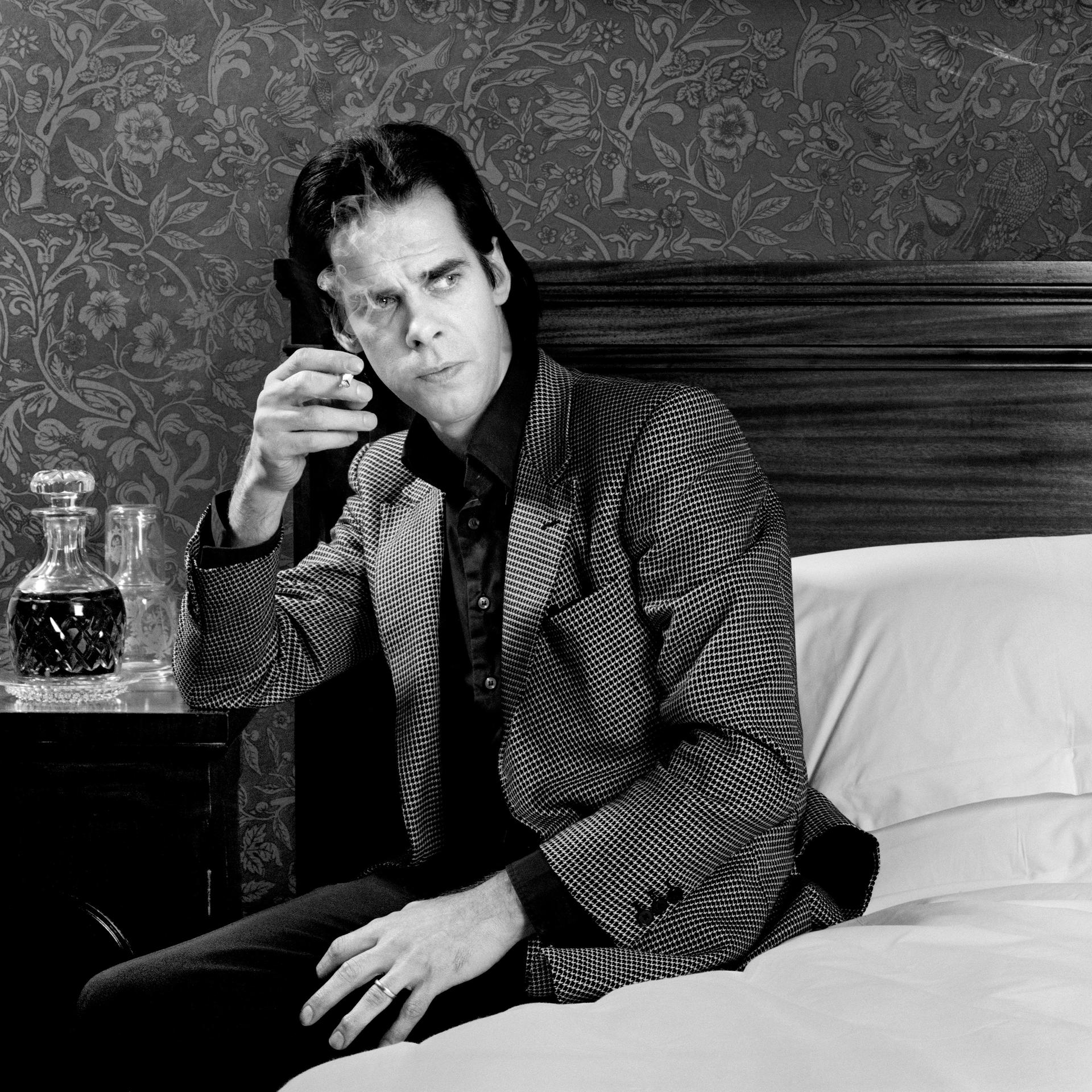 Nick Cave mit Zigarette - die Aufnahme stammt von Olaf Heine.