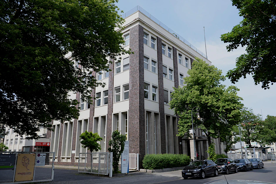 Im Finanzamt an der Thiemannstraße sitzen die Steuer-Jäger, die chinesischen Firmen Beine machen.