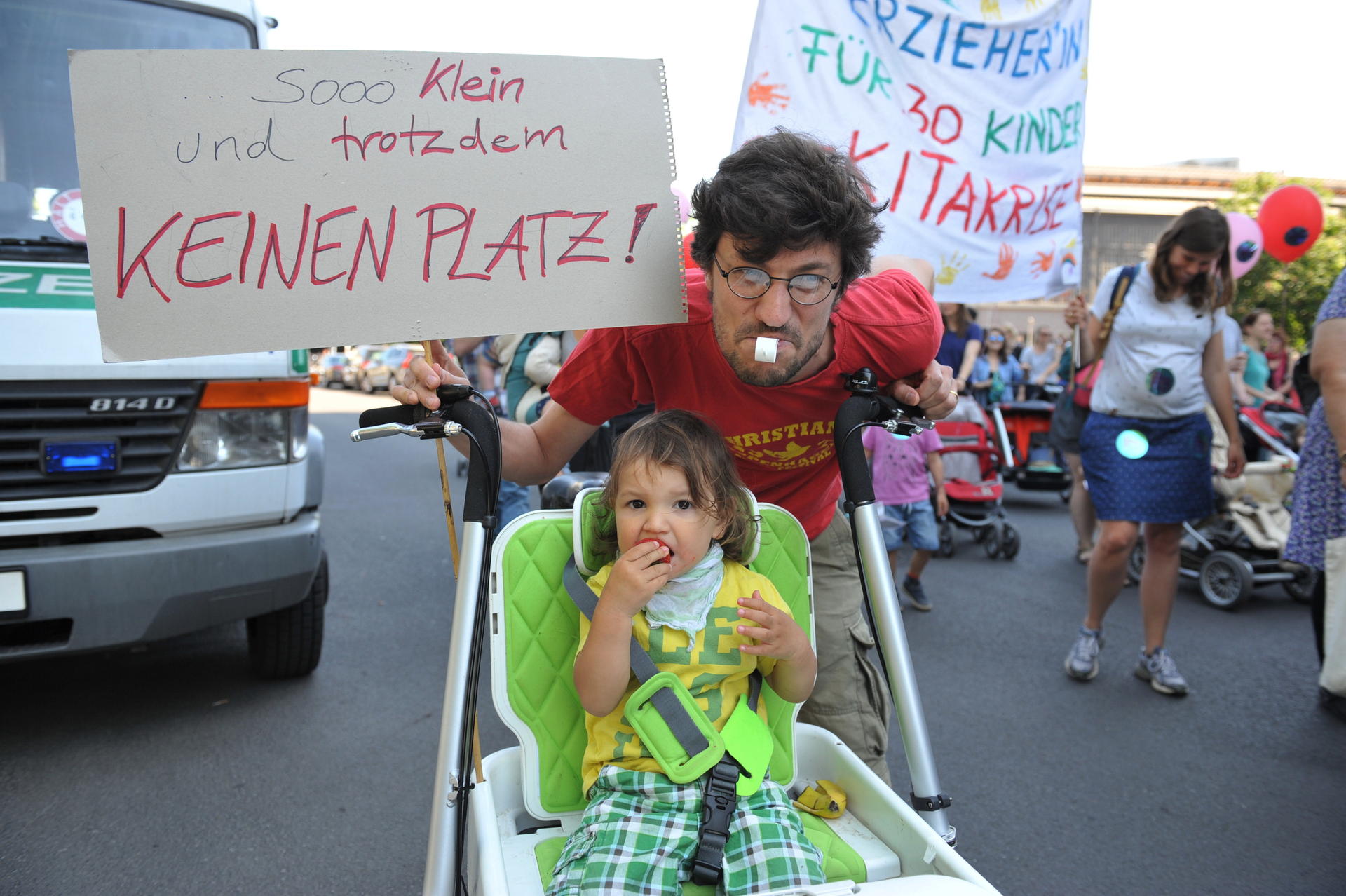 Dario Cassaniti, 33, mit Sohn Leonardo, ein Jahr und acht Monate, aus Kreuzberg: „Wir haben seit acht Monaten 30 Kitas angeschrieben, um einen Kita-Platz für Leonardo zu bekommen. Nun haben wir einen in Aussicht – im September 2019. Das ist katastrophal. Meine Frau und ich haben eigentlich noch ein weiteres Kind geplant.“ 