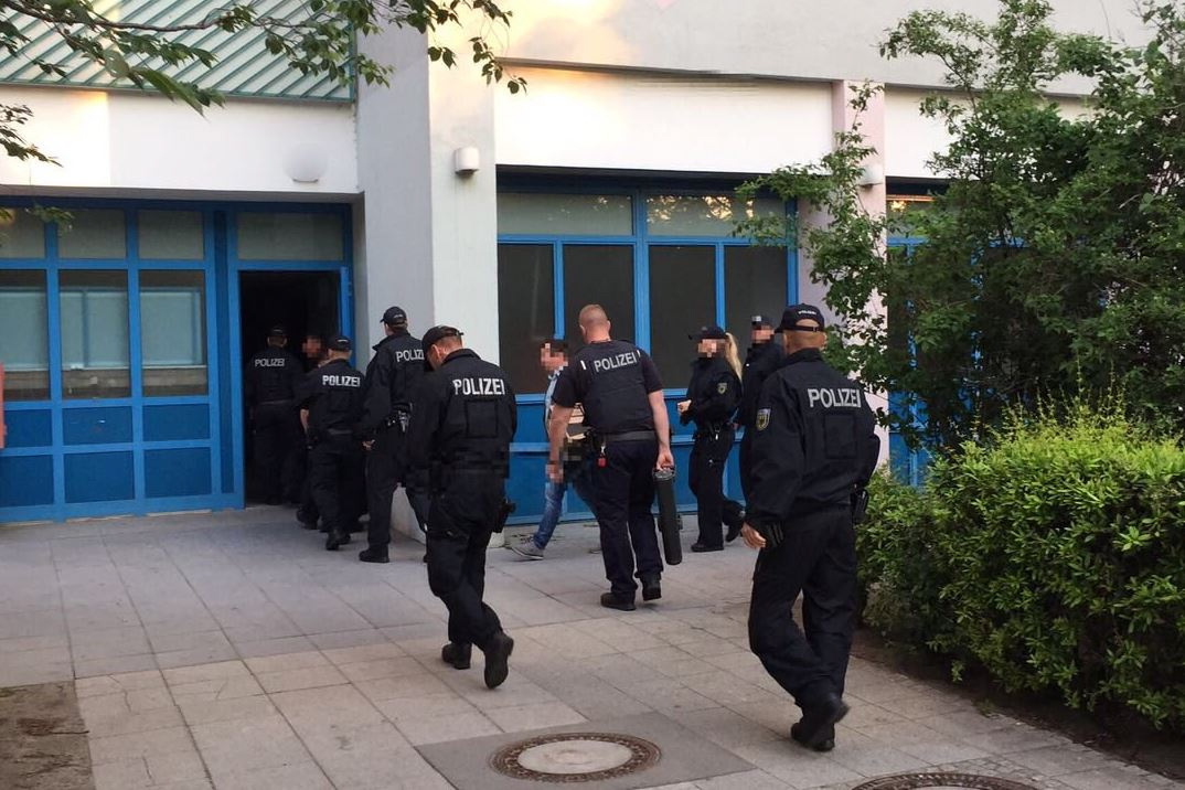 Ein Großaufgebot der Polizei stürmt in das Wohnhaus von Minh B. (35).