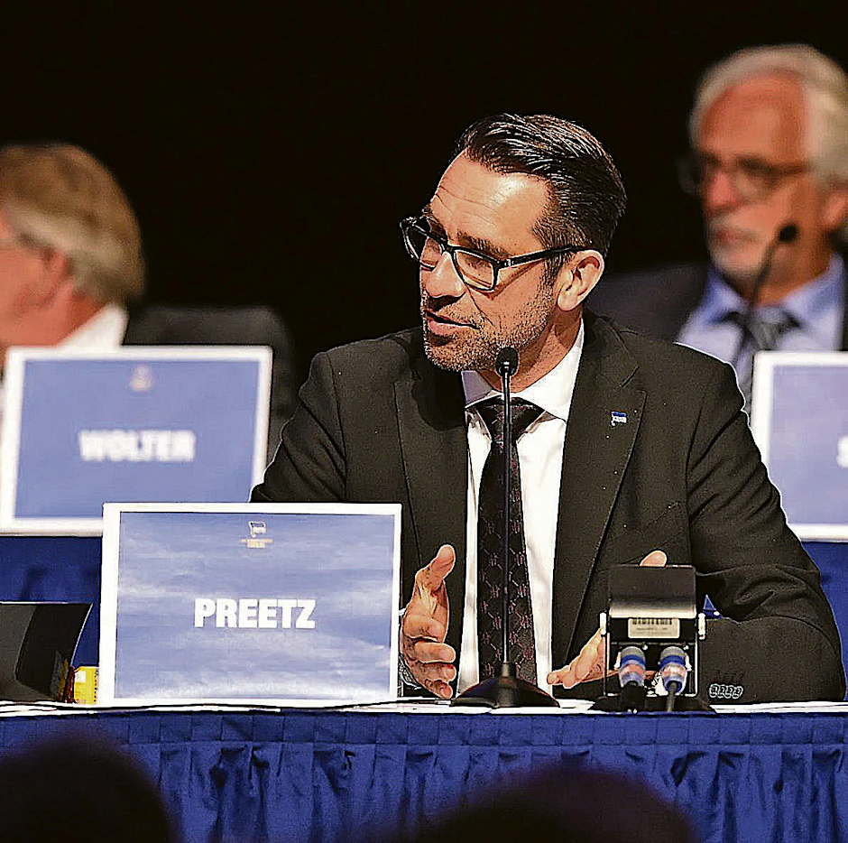 Manager Michael Preetz gab vor den Fans zu: „Auch wir machen Fehler.“