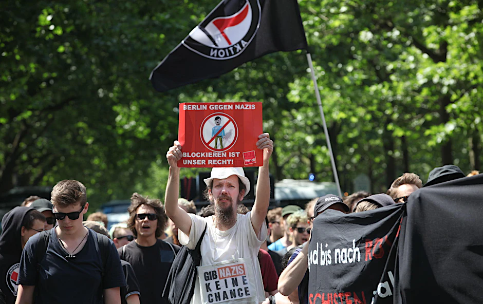Linke protestieren gegen Rechts.