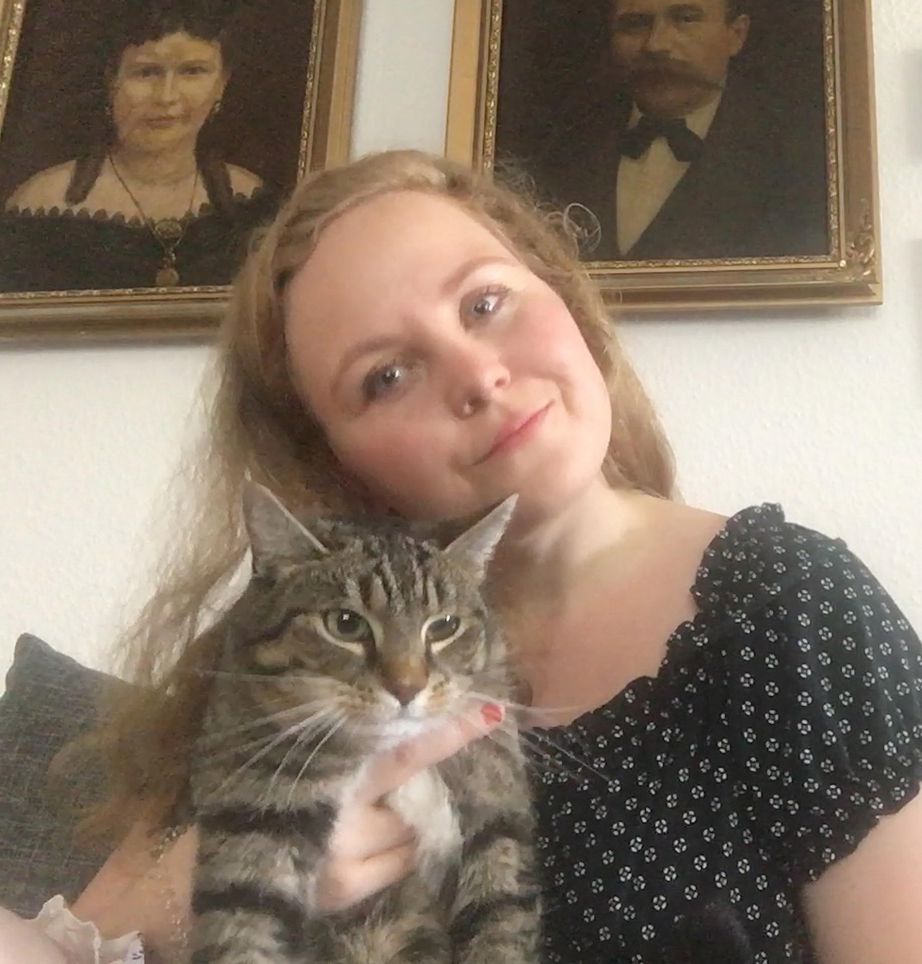 Anne mit ihrer noch immer verschreckten Katze Hexe (7) kurz nach dem Vorfall. 