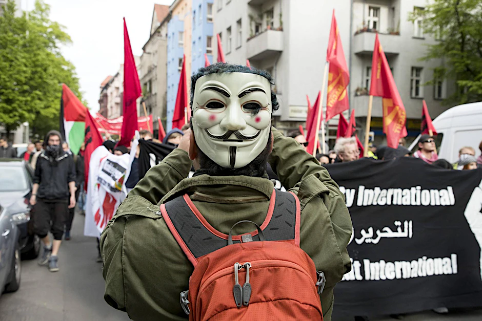 Menschen und Polizisten auf einer Demo in Berlin am 1. Mai. 