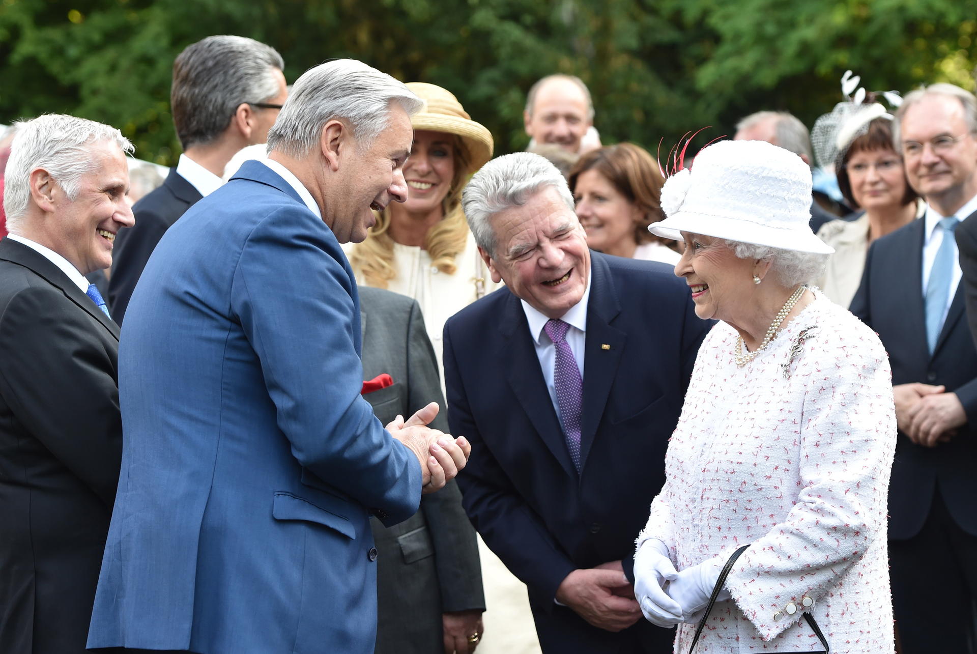 Wowereit und Joachim Gauck bei der Geburtstagsparty der Queen in der Britischen Botschaft.  