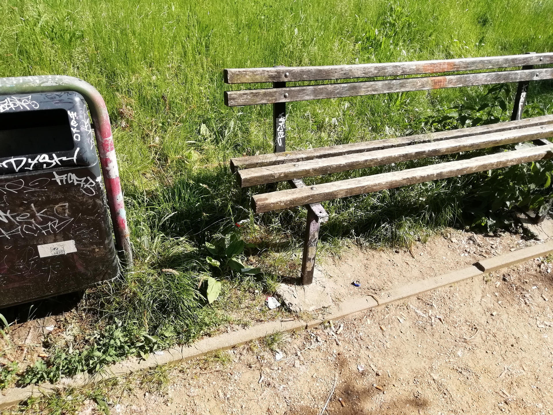 Beschmierte Mülleimer und kaputte Parkbänke sind seit Langem ein Problem an der Riesaer Straße in Hellersdorf.