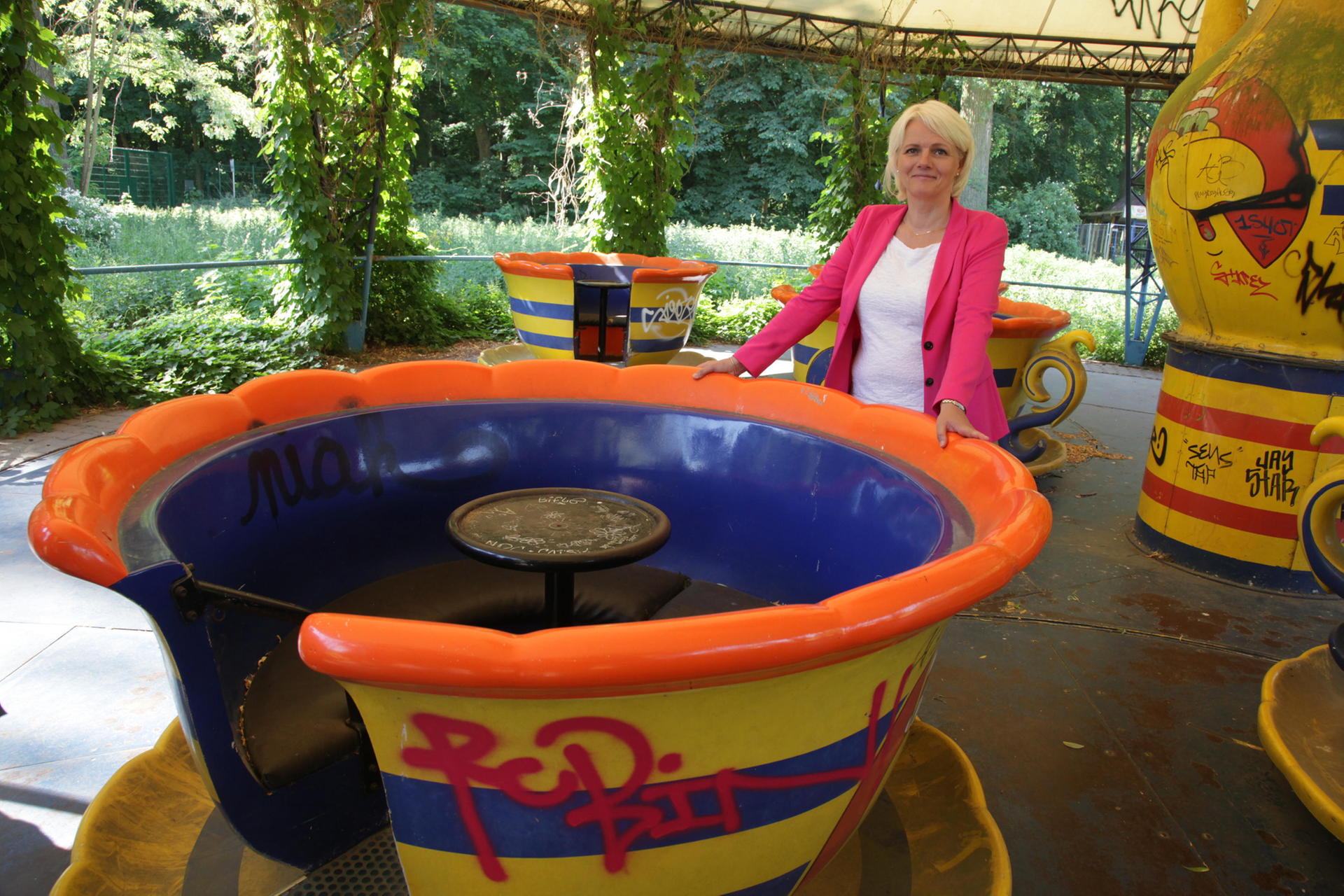Umweltsenatorin Regine Günther während des Rundgangs im Spreepark.