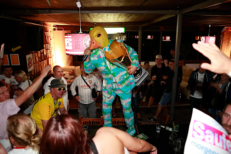 Ingo ohne Flamingo heizt auf der Pokal-Party des BFC im Vereinsheim den Dynamos kräftig ein.