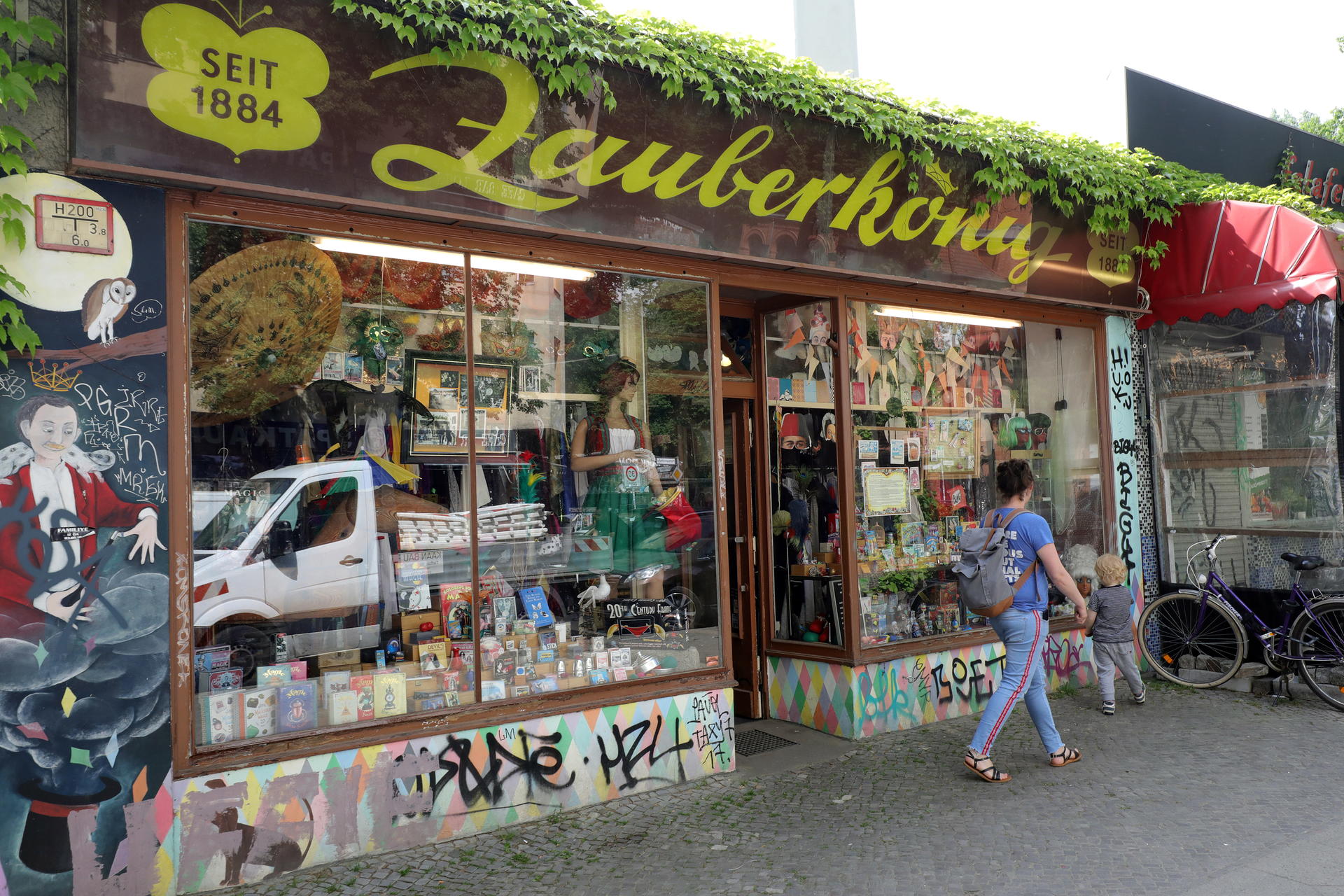 In dem kleinen Geschäft an der Herrmannstraße kann man seit 140 Jahren unzählige Zauberartikel, Masken und kuriose Utensilien erwerben.