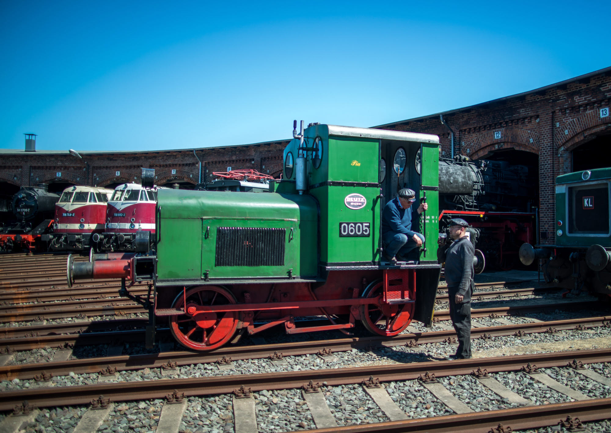 Auch ein Hingucker: Diese kleine grüne Diesellokomotive vor der Drehscheibe des Eisenbahnmuseums.