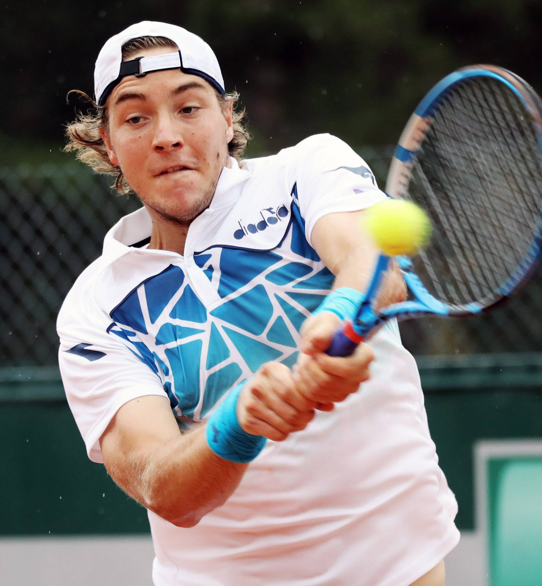 Jan-Lennard Struff zieht in Paris locker in Runde zwei ein.