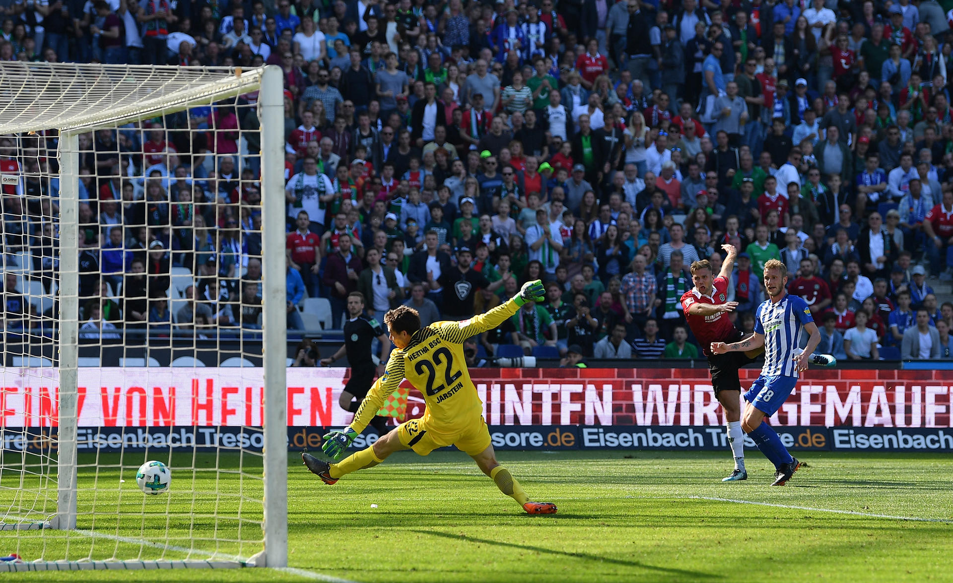 Niclas Füllkrug macht das 3:0.