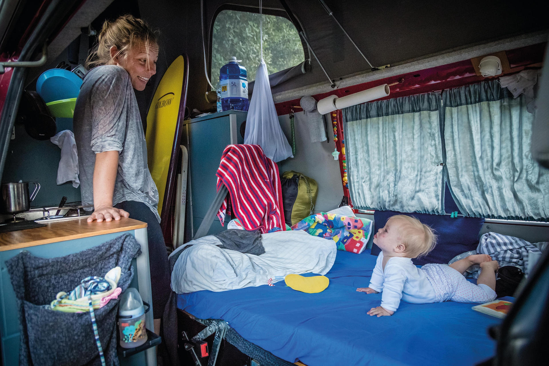 Freundin Nico mit Yanti im Wohnwagen. 