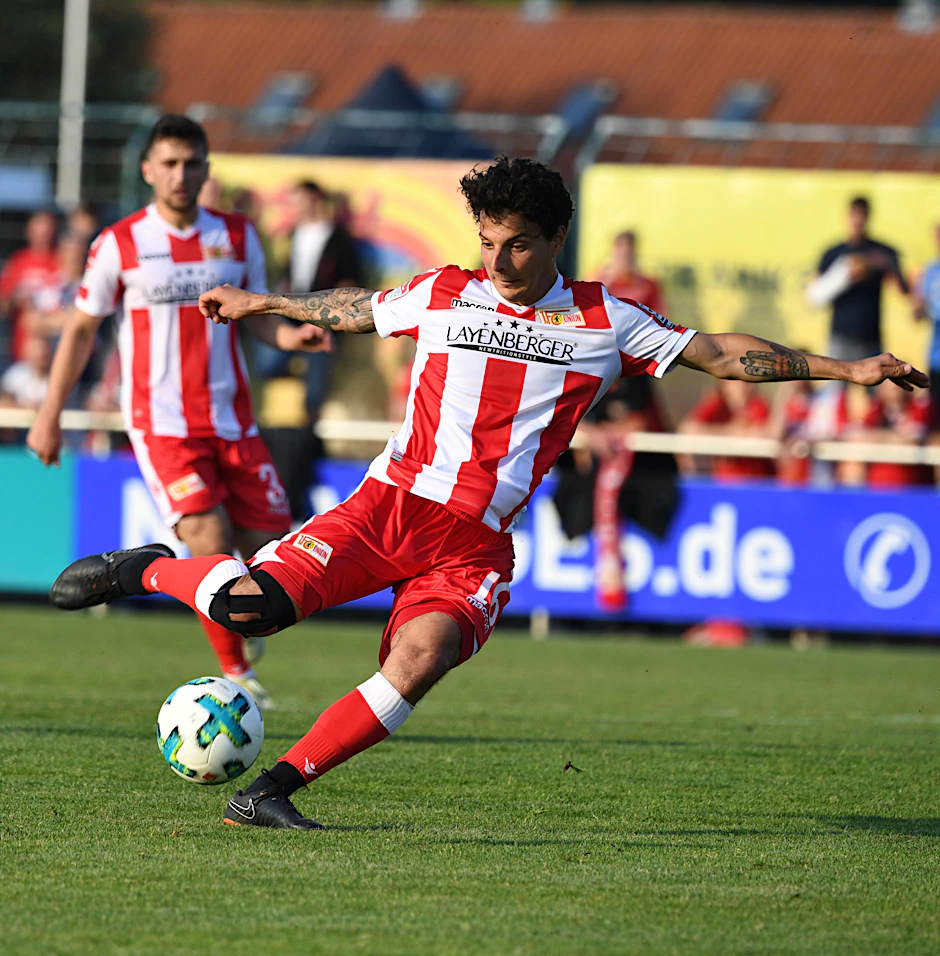 Philipp Hosiner hat nur Augen für den Ball, zieht gleich voll ab.