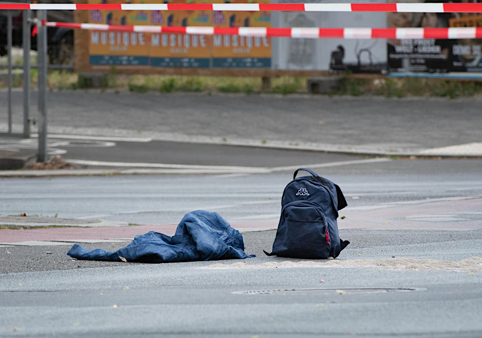 Nauener Straße: Der Rucksack des Jungen wurde auf die Straße geschleudert. 