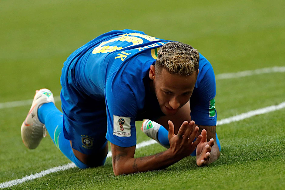 Typische Szene: Neymar liegt am Boden.