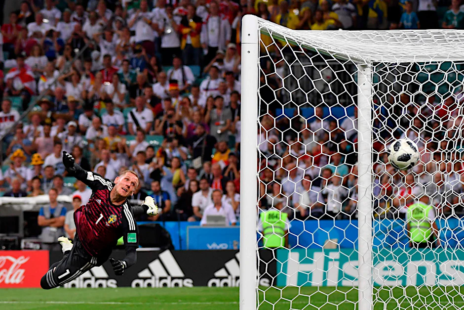 Toni Kroos schießt das 2:0 für Deutschland.