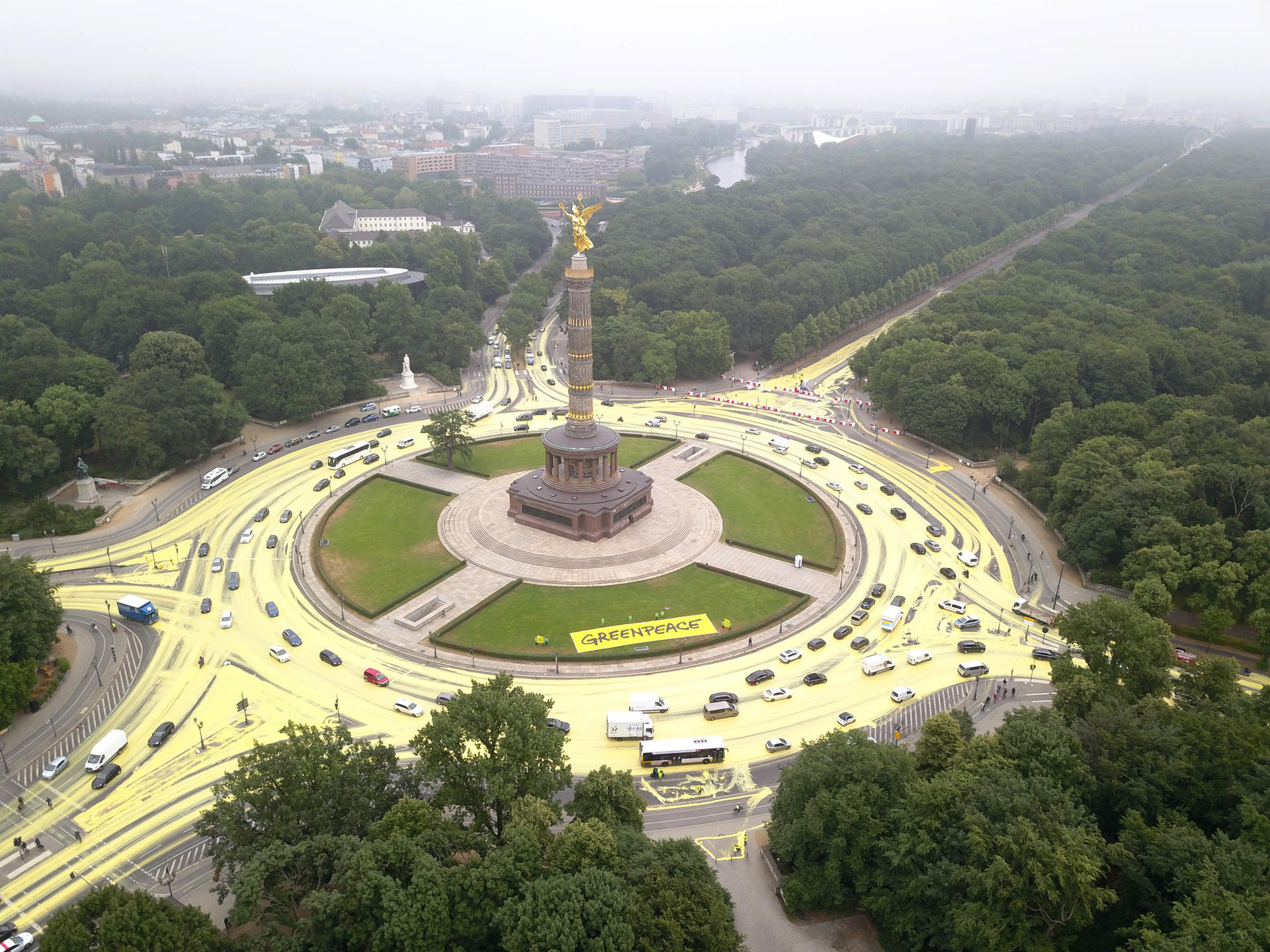 Greenpeace-Aktivisten haben die Straßen rund um die Berliner Siegessäule mit tausenden Litern gelber Farbe so gefärbt, dass sie aus der Luft wie eine Sonne aussehen. 