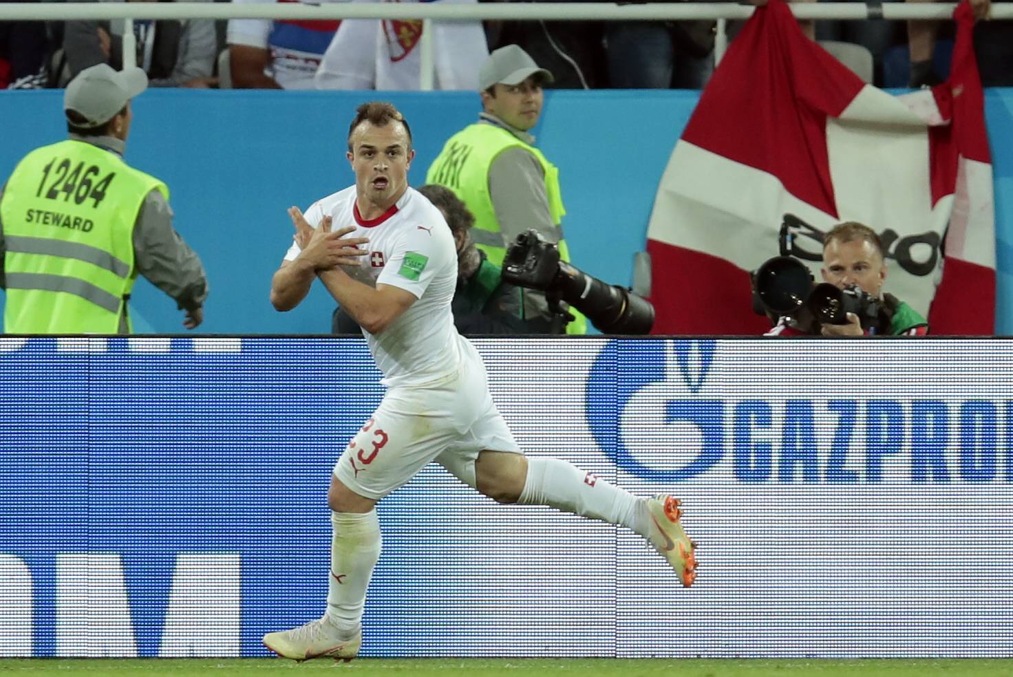 Xherdan Shaqiri jubelt mit dem "Adler".