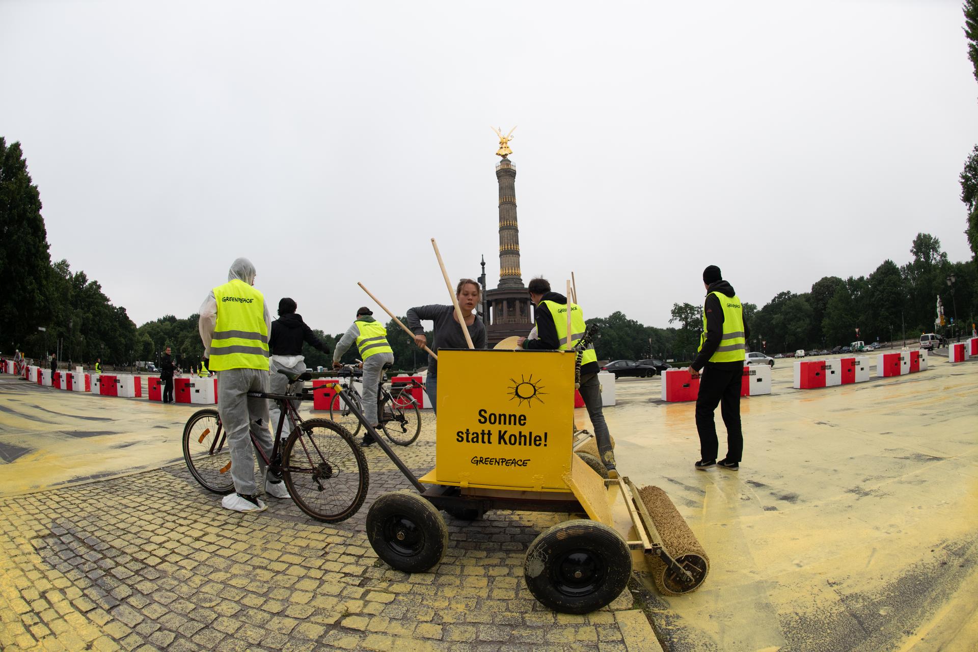 Mit dem Farbprotest unter dem Motto "Sonne statt Kohle" protestieren sie gegen die Sitzung der Kohlekommission.