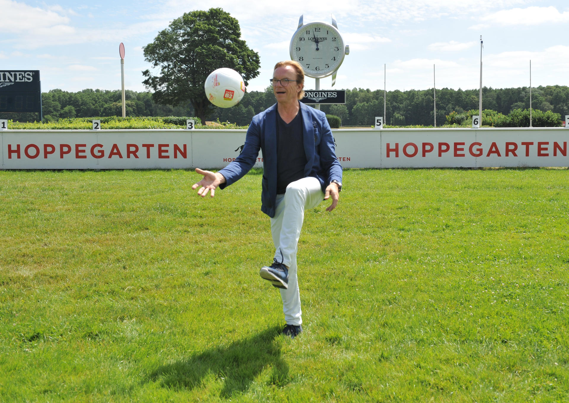 Image - B2-Schlagerhammer in Hoppegarten: Wolfgang Lippert präsentiert die Stars