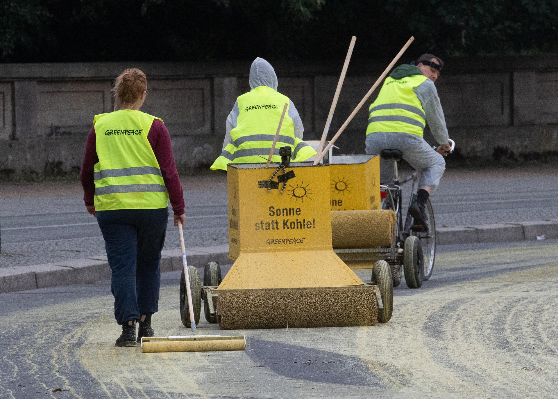 Dann wurde sie mit Bürsten und Besen verteilt. 