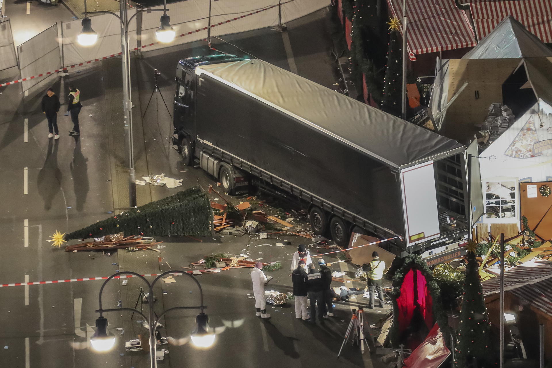 Ein Bild der Zerstörung: Der Breitscheidplatz nach dem Terroranschlag auf den Weihnachtsmarkt.