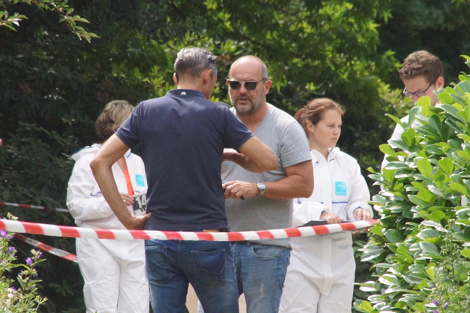 Der Chefermittler Ingo Thiel (Mitte) machte sich am Tatort ein Bild von dem Geschehen.