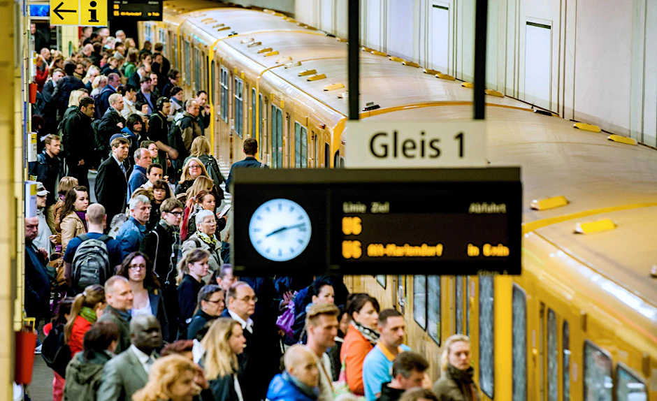 Touristen und daheim gebliebene Berliner drängen sich im Sommer in stickigen, unklimatisierten U- und S-Bahn-Wagen.