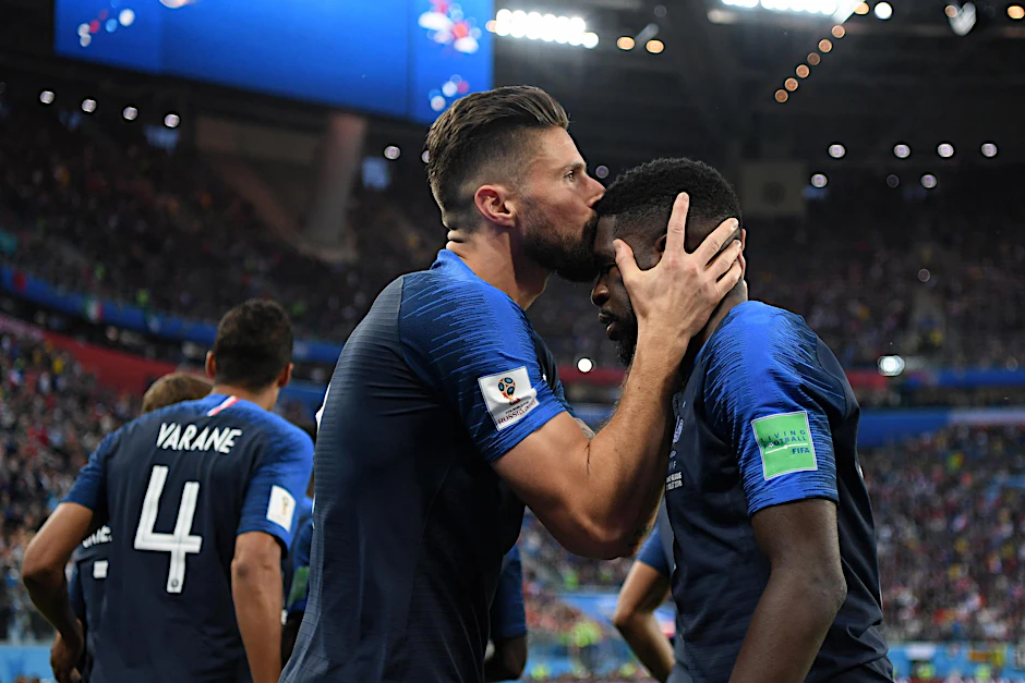 Olivier Giroud küsst die siegbringende Stirn von Samuel Umtiti.
