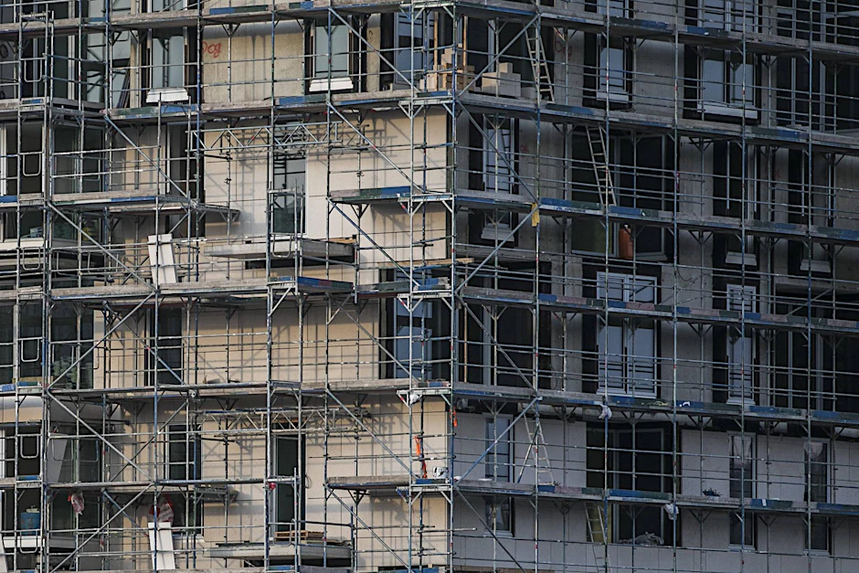 Ein Haus mit Baugerüst (Symbolfoto).